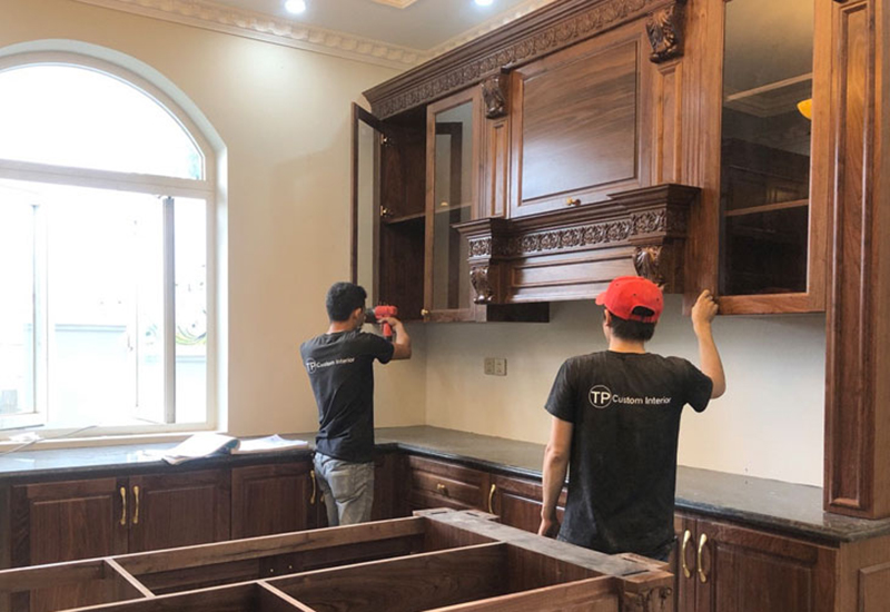 Thi công tủ bếp gỗ óc chó